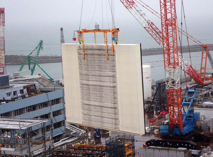 На энергоблоке №1 АЭС «Фукусима-I» начат демонтаж стен защитной конструкции.